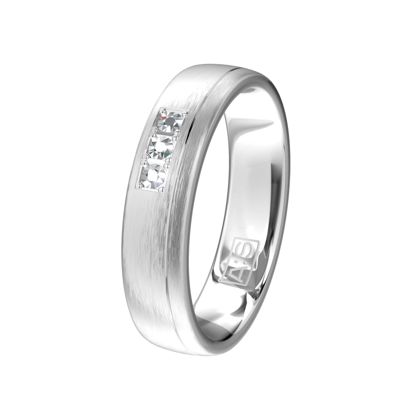 Deze subtiele zilveren ring is helemaal gemaakt voor jou! De elegante uitstraling in combinatie met drie briljanten maakt dit  een schitterende ring.