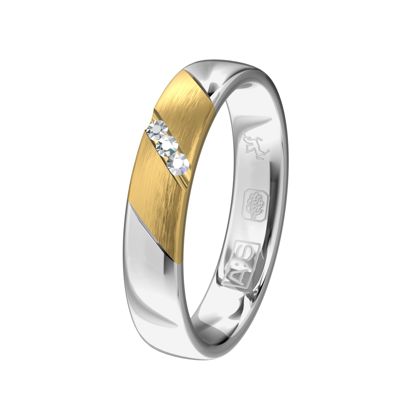 Lichtbol van buiten én van binnen betekent optimaal draagcomfort. Het overgrote deel van de ring is glanzend, maar het diagonaal afgesneden geelgoud is gematteerd. De drie briljanten zijn eveneens diagonaal gezet.