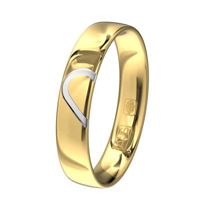 Een prachtige geelgouden ring met een bijzonder liefdesmotief. Dit motief is door onze diamantzetters voorzien van een schitterende briljant.