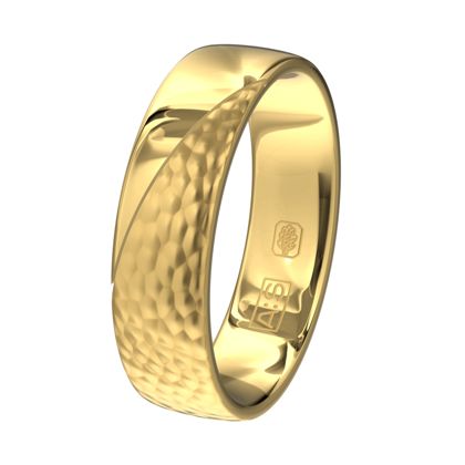 Een geelgouden trouwring voor een bruidegom met lef. Een ring met een unieke hamerslag, gecombineerd met glanzende vlakken