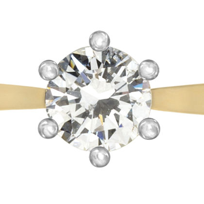 De klassieker onder de solitairringen! Prachtig uitgevoerd in een tweekleurige combinatie en voorzien van een briljant van 0,34 ct.