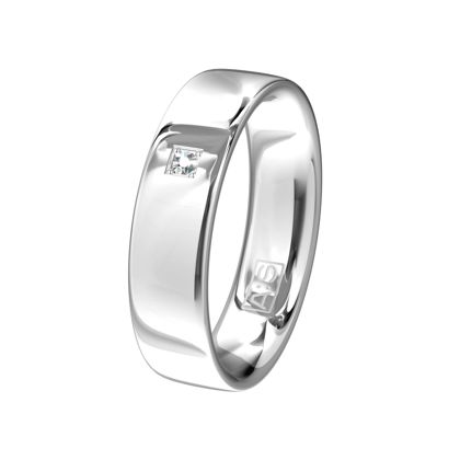 Wat een prachtige klassieke zilveren ring! Onze diamantzetters hebben gekozen om een briljant te plaatsen in een gracieuze zetting.