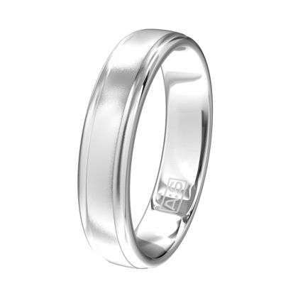 Bij deze klassieke zilveren ring hebben onze goudsmeden de randjes iets verlaagd.