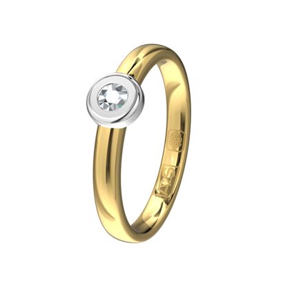 Een schitterende geelgouden solitairring met een witgouden schotelzetting waarin onze diamantzetters een briljant hebben geplaatst van 0,12 ct.