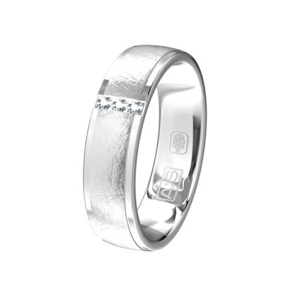 Wil je een praktische ring, stop dan met zoeken! Deze witgouden ring met een ijsmat mattering en drie briljanten kan tegen een stootje.