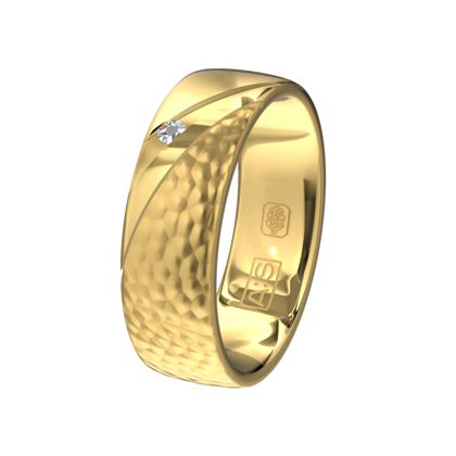 Een geelgouden trouwring voor een bruid met lef. Een ring met een unieke hamerslag gecombineerd met glanzende vlakken en een briljant gezet uit 't midden van de ring