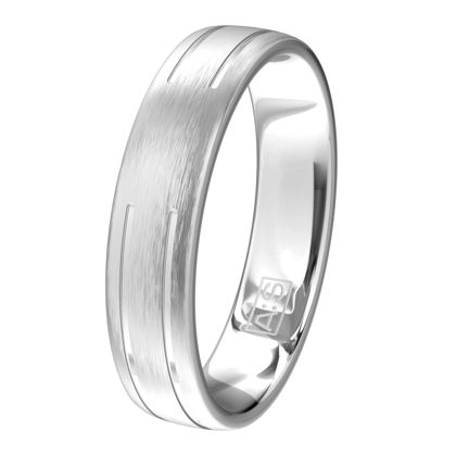 Prachtige tijdloze ring voorzien van een mooi lijnenspel, in deze ring siert een schitterende briljant.