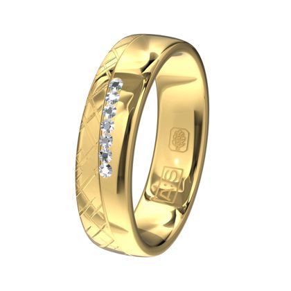 De combinatie van glanzend geelgoud en een unieke bewerking maakt deze ring spannend, natuurlijk sprankelen er briljanten in de ring