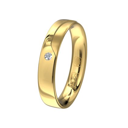 Een geelgouden ring, waarvan de verlaging in de ring zorgt van een speels effect, in deze verlaging hebben onze diamantzetters een briljant geplaatst