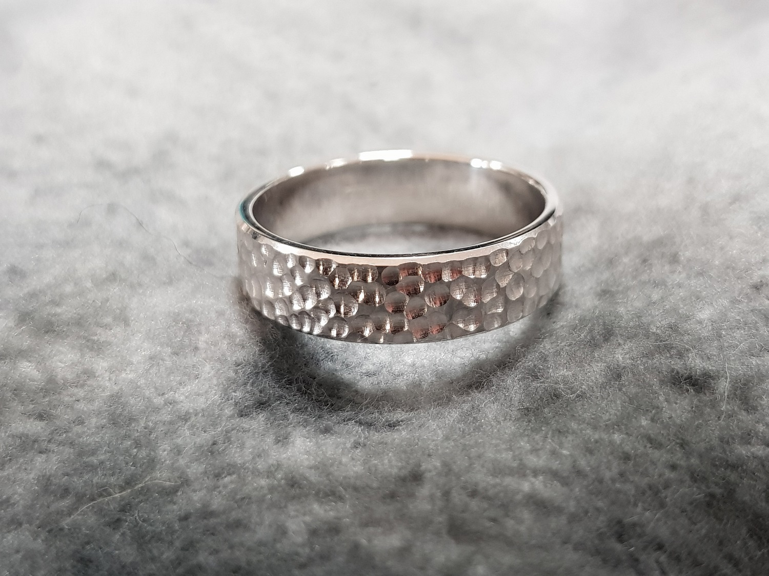 Ring met hamerslag